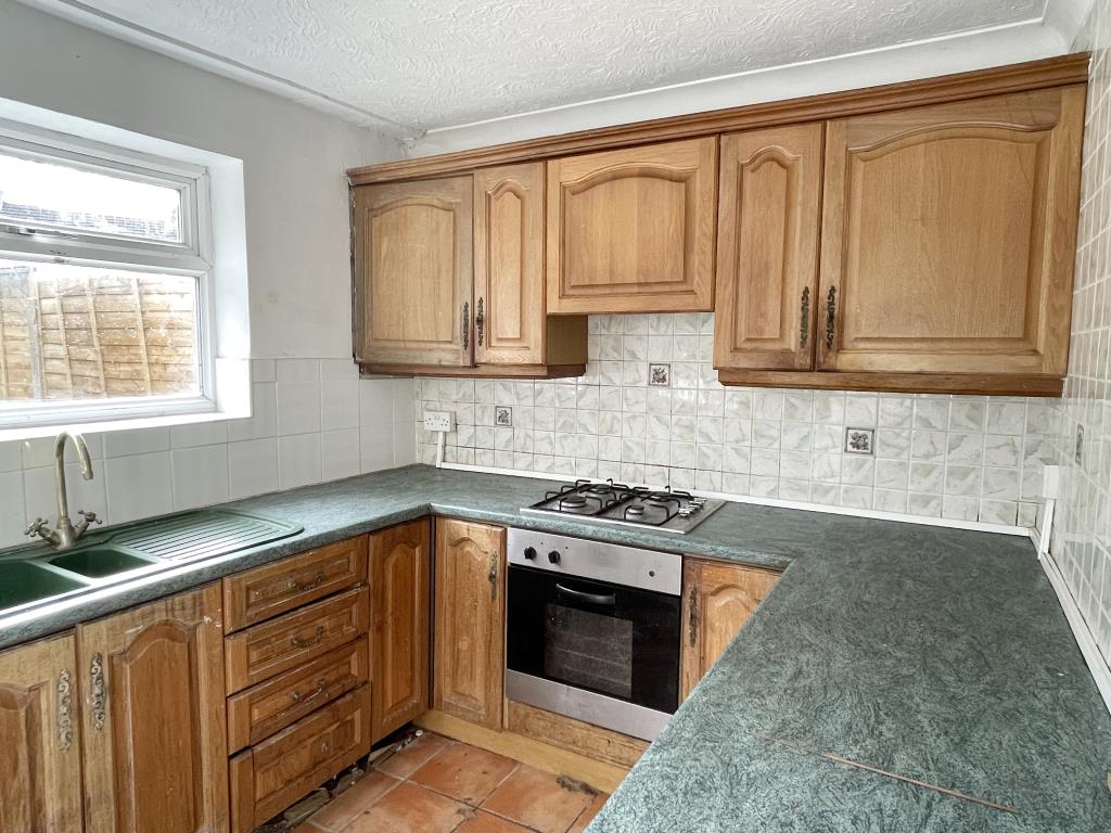 Lot: 27 - LARGE HOUSE FOR REFURBISHMENT -
